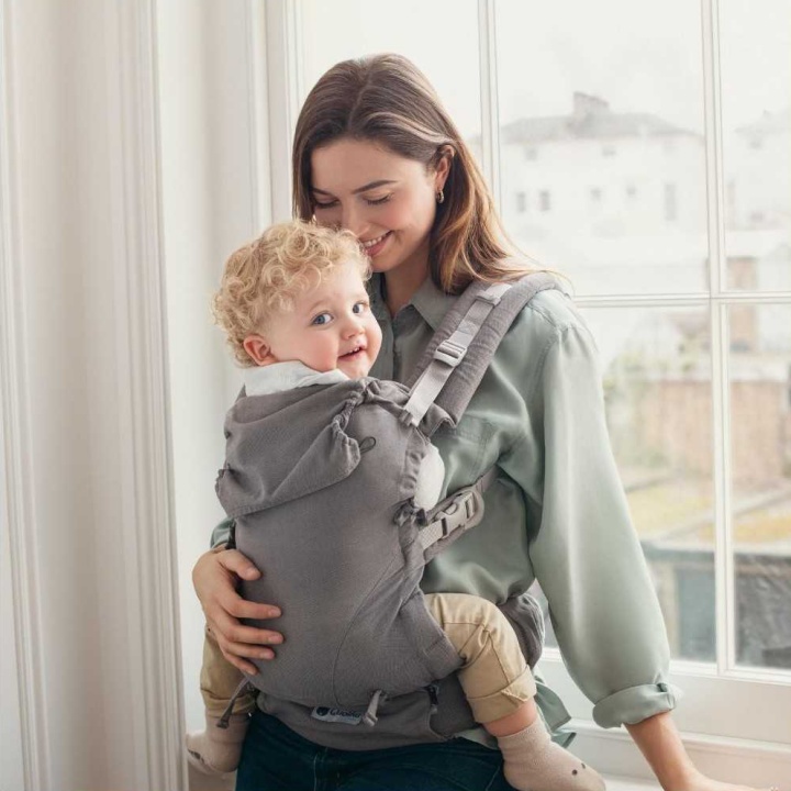 Mochila evolutiva QuokkaBaby E-Carrier modelo Light Grey uso